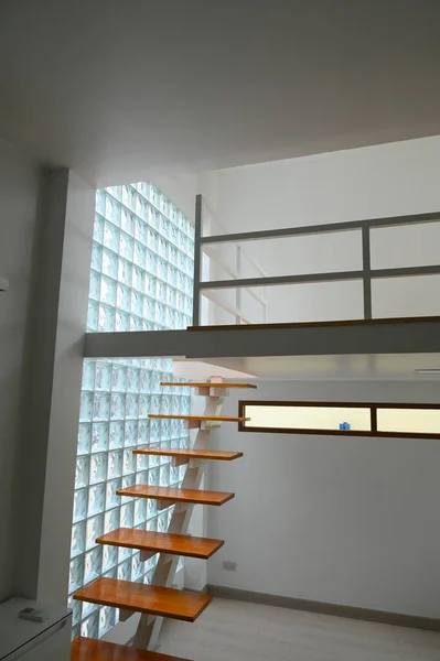木製の階段とガラスの壁インテリアデザイン — ストック写真