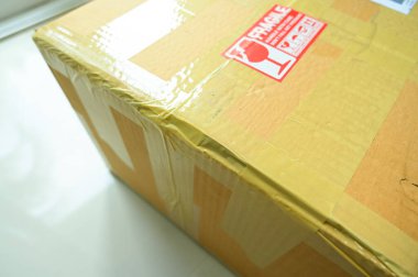 uyarı sembollü kahverengi kutu paketlemesi