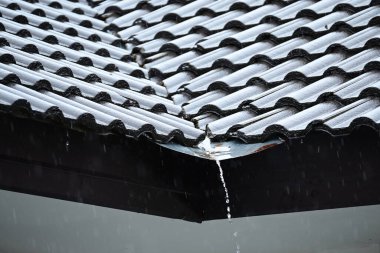 Ev sakinlerinin ıslak çatısı, inşaat endüstrisi.