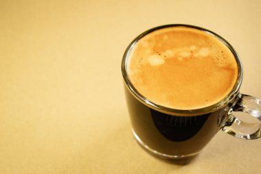 Kravat kağıdına sade kahve, sabahları içecek.