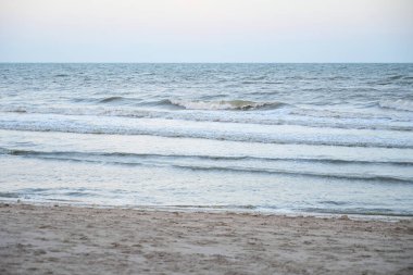 Mavi gökyüzü ile deniz ve kum, doğal arkaplan