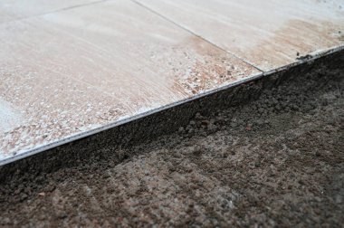 beyaz kiremit ve beton zemin, inşaat endüstrisi