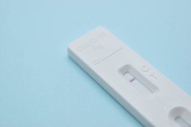 Mavi arkaplanda covid test kiti