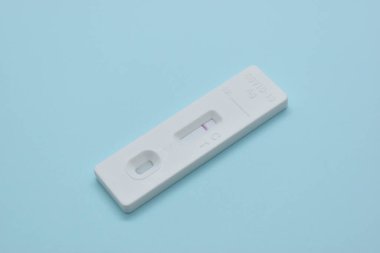 Mavi arkaplanda covid test kiti