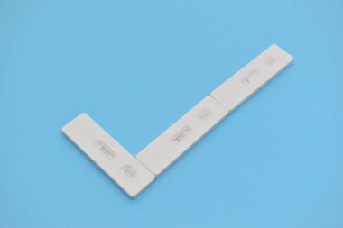 Mavi arkaplanda covid test kiti