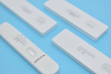 Mavi arkaplanda covid test kiti