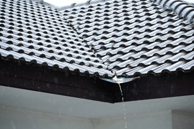 Ev sakinlerinin ıslak çatısı, inşaat endüstrisi.