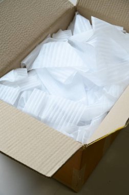 Kahverengi kutuya konulmuş beyaz paket balonu