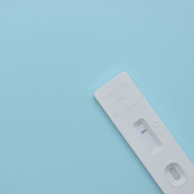 Mavi arkaplanda covid test kiti