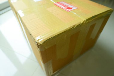 uyarı sembollü kahverengi kutu paketlemesi