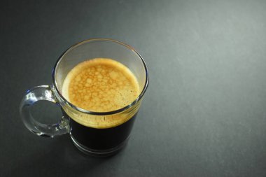 Siyah sehpada sade kahve, sabahları içecek.