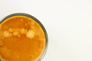 Siyah kahve beyaz masa arkasına konur.