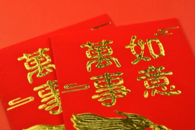 Kırmızı arkaplanda Çin Günü için kırmızı zarf