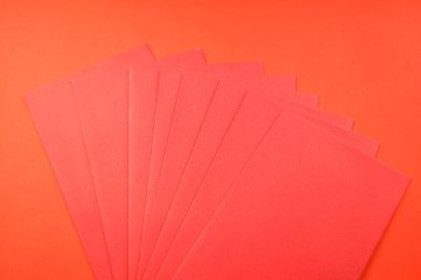 Çin gününde kart tasarımı için kırmızı arkaplanda kırmızı zarf