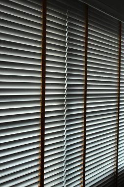 Pencereye beyaz perdeler, iç tasarım.