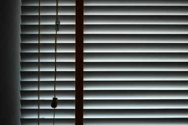 Pencereye beyaz perdeler, iç tasarım.