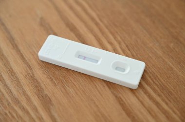 Ahşap masa arka planında covid test kiti