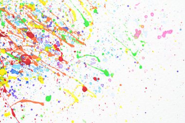 beyaz kağıt üzerinde su rengi sıçraması, renkli sanat tasarımı