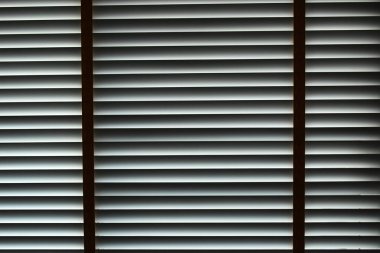 Pencereye beyaz perdeler, iç tasarım.