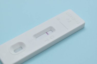 Mavi arkaplanda covid test kiti