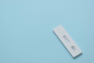 Mavi arkaplanda covid test kiti