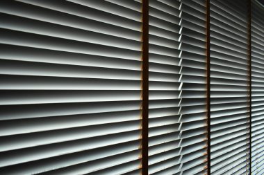 Pencereye beyaz perdeler, iç tasarım.