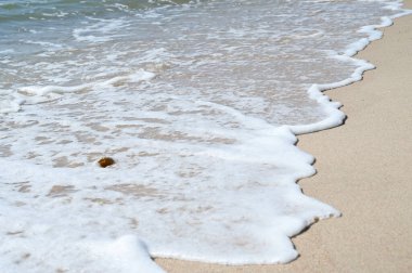 Mavi gökyüzü ile deniz ve kum, doğal arkaplan