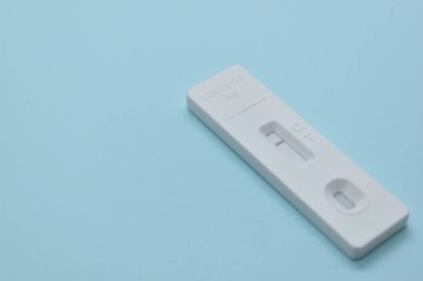 Mavi arkaplanda covid test kiti