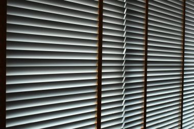 Pencereye beyaz perdeler, iç tasarım.