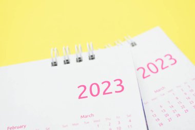 Sarı arkaplanda beyaz takvim 2023