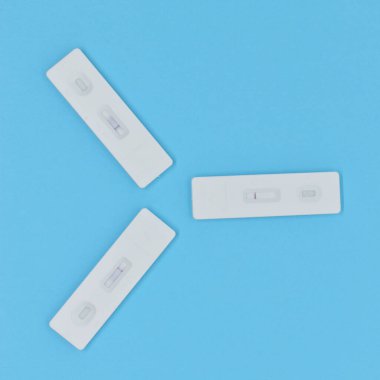 Mavi arkaplanda covid test kiti