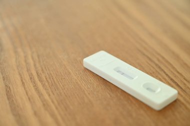 Ahşap masa arka planında covid test kiti