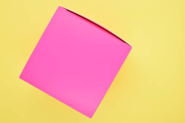 Sarı zemin üzerinde pembe karton kutu, tasarım paketi