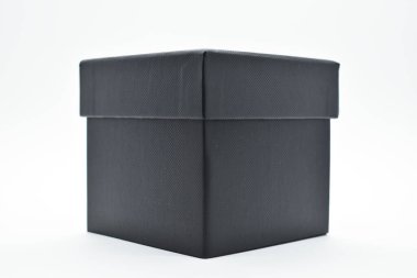 Beyaz arka planda siyah karton kutu, ambalaj endüstrisi