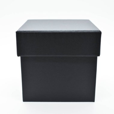 Beyaz arka planda siyah karton kutu, ambalaj endüstrisi