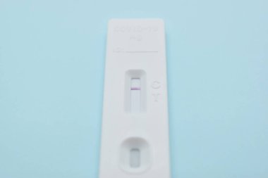 Mavi arkaplanda covid test kiti