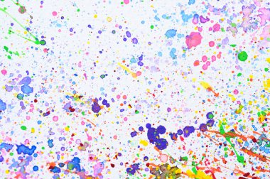 beyaz kağıt üzerinde su rengi sıçraması, renkli sanat tasarımı