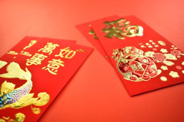 Kırmızı arkaplanda Çin Günü için kırmızı zarf