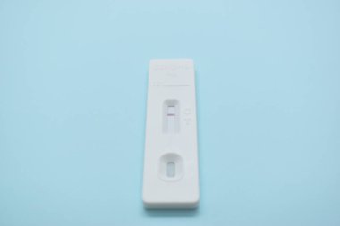 Mavi arkaplanda covid test kiti