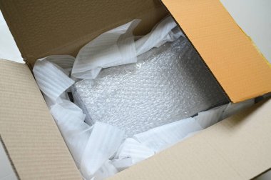 Kahverengi kutuya konulmuş beyaz paket balonu