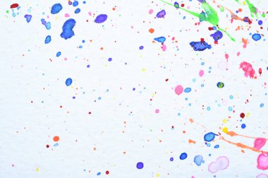 beyaz kağıt üzerinde su rengi sıçraması, renkli sanat tasarımı