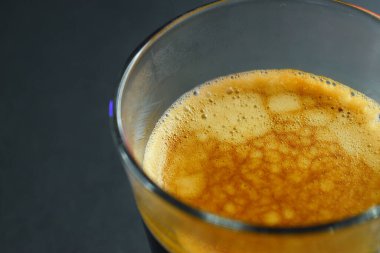 Siyah masada sıcak sade kahve, sabah içeceği.