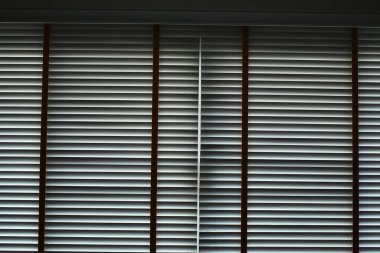 Pencereye beyaz perdeler, iç tasarım.