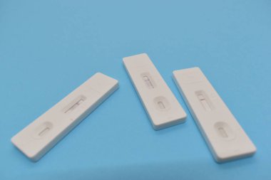 Mavi arkaplanda covid test kiti