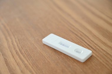 Ahşap masa arka planında covid test kiti