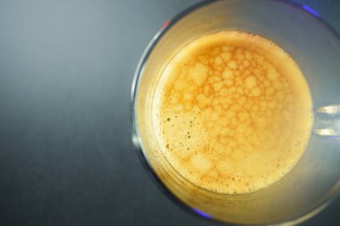 Siyah masada sıcak sade kahve, sabah içeceği.