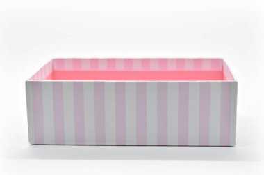 Beyaz arkaplanda güzel pembe kutu, tasarım için paket