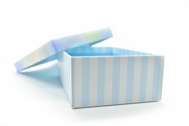 Beyaz zemin üzerinde güzel mavi kağıt kutu, tasarım için paket