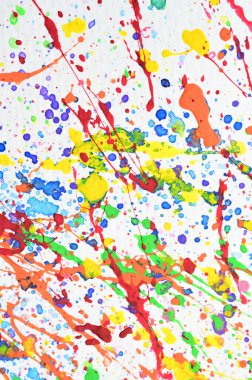 beyaz kağıt üzerinde su rengi sıçraması, renkli sanat tasarımı