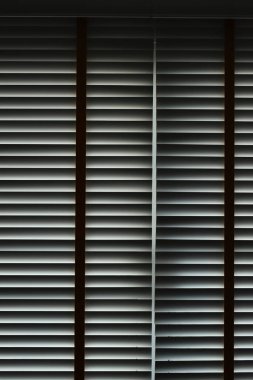 Pencereye beyaz perdeler, iç tasarım.